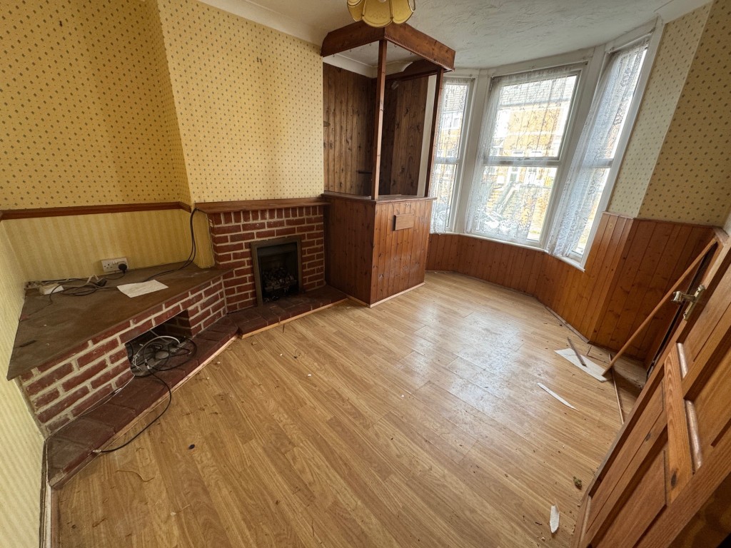 Lot: 62 - END-TERRACE HOUSE FOR REFURBISHMENT - Living room